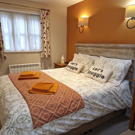 The Pelican Inn Девизес Екстериор снимка