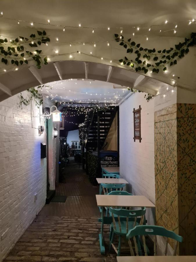 The Pelican Inn Девизес Екстериор снимка